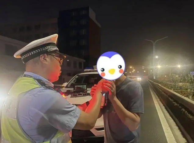 吃完兩顆“楊梅”開車，臺州一男子攤上事了！交警一查還有大問題！