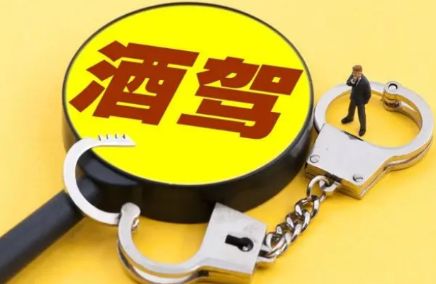 酒駕讓無駕照的女友來頂包……鄭州交警：罰！