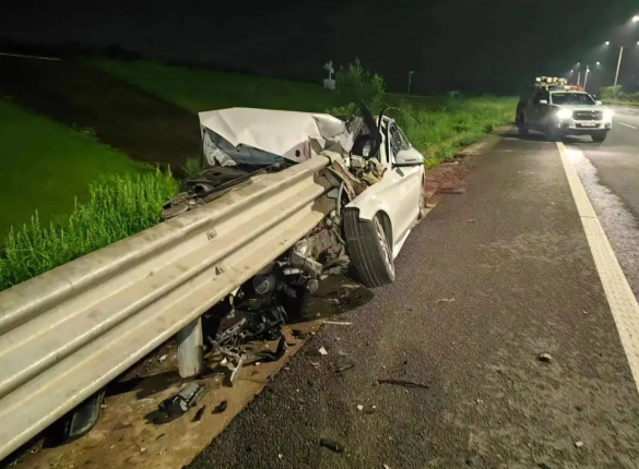 酒駕后別簽字，有用嗎？深夜，車頭“劈”成兩半！人不報(bào)警，車報(bào)了警......